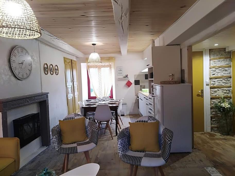 Appartement Cozy Dans Maison Privee Tauves Eksteriør billede