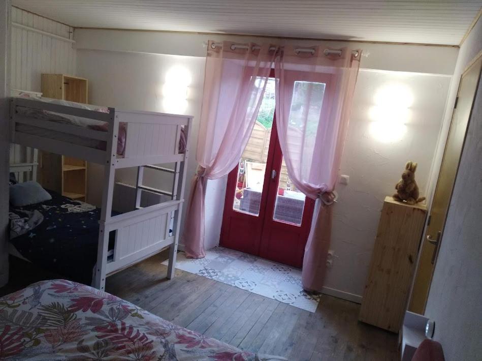 Appartement Cozy Dans Maison Privee Tauves Eksteriør billede