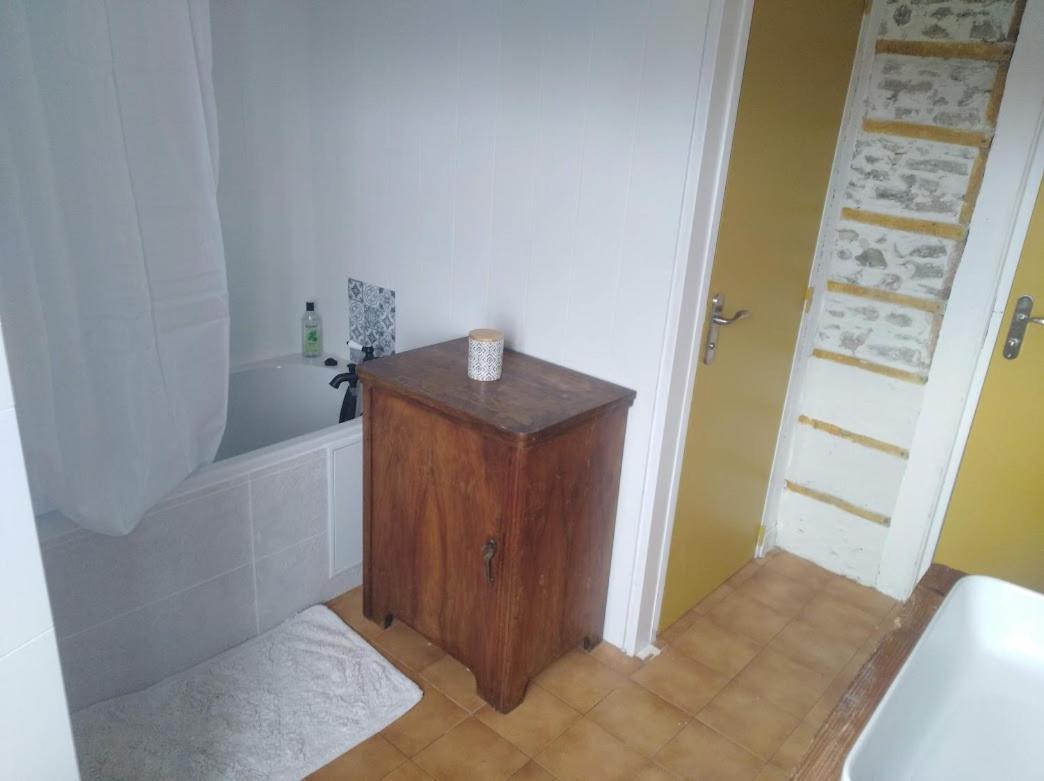 Appartement Cozy Dans Maison Privee Tauves Eksteriør billede